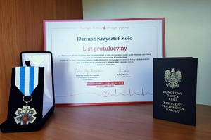 Na zdjęciu po lewej stronie widać medal, po prawej książeczkę Honorowy dawca Krwi, a po środku list gratulacyjny za oferowanie krwi.