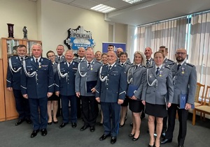 Mianowani policjanci pozują razem do zdjęcia.