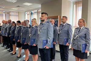 Policjanci mianowani stoją w dwuszeregu.