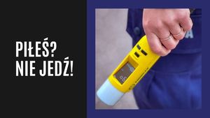 Zdjęcie jest podzielone na dwie części. Po lewej napis: Piłes? Nie jedź!, po prawej stronie zdjęcie umundurowanego policjanta, który w ręku trzyma urządzenie do pomiaru stanu trzeźwości.
