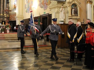 Poczet sztandarowy Policji odchodzi od ołtarza.