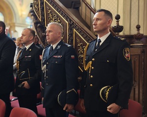 Umundurowani komendanci Policji, Straży Miejskiej i Straży Pożarnej na mszy.