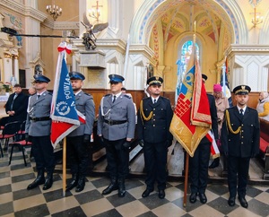 Poczet sztandarowy Policji na mszy w kościele.