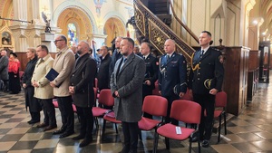 Parlamentarzyści, samorządowcy i mieszkańcy na mszy w kościele. Wszyscy stoją.