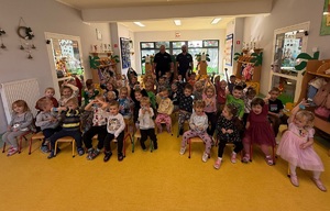 Grupowe zdjęcie policjantów i przedszkolaków.