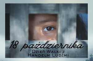 Człowiek uwieziony za drewnianymi kratami, spoglądający przez niewielką przestrzeń. Na dole zdjęcia napis z dzisiejszą datą i i hasłem Dzień Walki z Handlem Ludźmi.