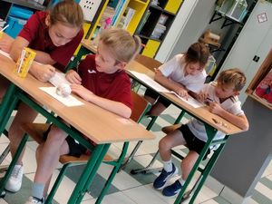 Uczestnicy konkursu skupieni podczas rozwiązywania testu.