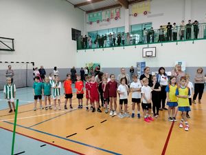 Wszystkie drużyny biorące udział w konkursie na sali gimnastycznej.