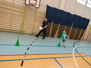 Pokonywanie jednej z przeszkód przez uczestnika konkursu.