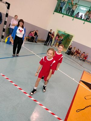 Drużyna dzieci przygotowująca się do startu w konkurencji toru przeszkód.