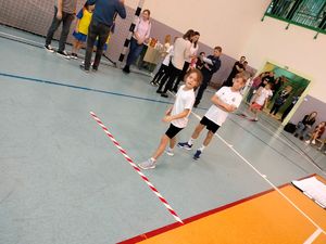 Chłopiec na linii startu, tuz przed rozpoczęciem pokonywania toru przeszkód.