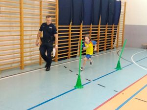 Policjant nadzorujący prawidłowość wykonywania toru przeszkód przez jednego z uczestników.
