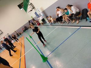 Uczestnik podczas wykonywania biegu wahadłowego.