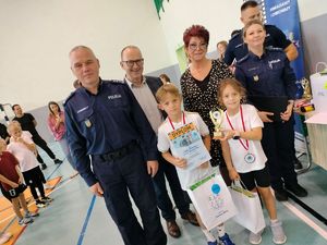 Laureaci konkursu w obecności Komendanta Powiatowego Policji w Zduńskiej Woli oraz przedstawicieli samorządu lokalnego.