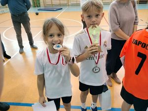 Jedna z drużyn z medalami zawieszonymi na szyi.