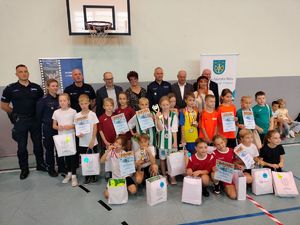 Wszyscy uczestnicy konkursu z nagrodami w towarzystwie policjantów i samorządowców.