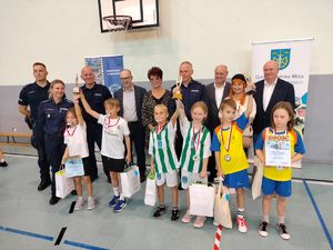 Drużyny, które zajęły 3 pierwsze miejsca na wspólnym zdjęciu z przedstawicielami samorządów i Komendantem oraz policjantami przeprowadzającymi konkurs.