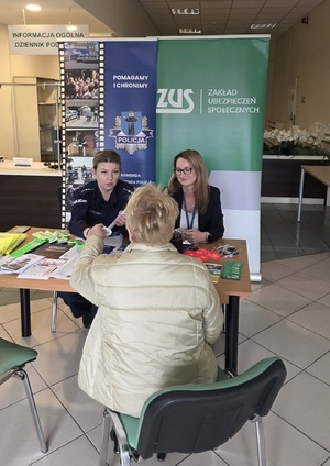 Policjantka i pracownik ZUS rozmawia z seniorką o metodach działania oszustów oraz jak jak zadbać o własne finanse.
