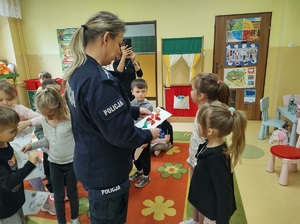 Policjantka dostaje od dzieci laurkę.