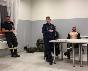 Policjantka prowadząca prelekcje dla mieszkańców.