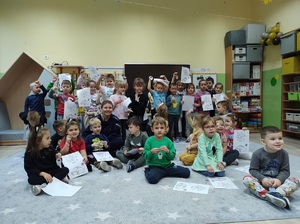 Wspólne zdjęcie policjantki z przedszkolakami.