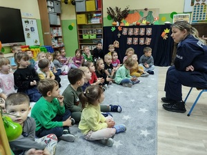 Pogadanka o bezpieczeństwie, siedzącej na krześle policjantki.