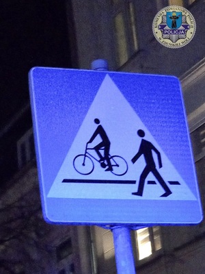 Znak drogowy pokazujący, że jest to przejście dla pieszych oraz przejazd dla rowerów.