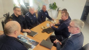 Policjanci podczas rozmowy o wspólnych działaniach na rzecz bezpieczeństwa z kierownictwem SOK w Zduńskiej Woli.
