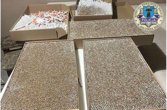 W kartonach są równo poukładane papierosy bez pudełek.