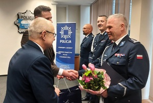 Starosta zduńskowolski i jego zastępca, wręczają kwiaty komendantowi.