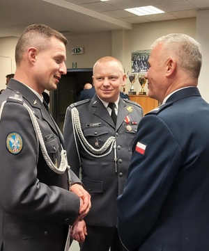 Wojskowi piloci składają życzenia odchodzącemu inspektorowi Robertowi Krawczykowi.