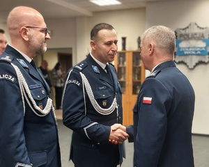 Policjanci składają życzenia odchodzącemu inspektorowi Robertowi Krawczykowi.