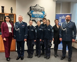 Komendanci oraz dyrektorki szkół i uczniowie, pozują razem do zdjęcia.