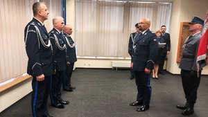 Aula, po lewej stronie w szeregu stoją komendanci, po prawej poczet sztandarowy jednostki.