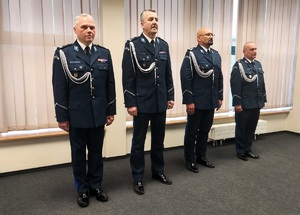 W rzędzie stoi czterech komendantów Policji.