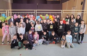 Grupowe zdjęcie wszystkich dzieci i policjantek.