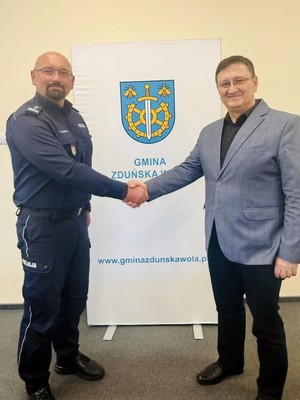 Komendant i pełniący funkcję wójta na wspólnym zdjęciu.