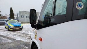 Przed autokarem stoi radiowóz.