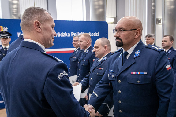 Komendant wojewódzki składa gratulacje komendantowi ze Zduńskiej Woli.