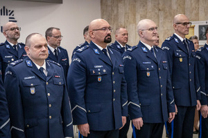 W rzędzie na baczność stoją umundurowani policjanci.