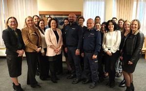 Do wspólnego zdjęcia pozują pracownicy cywilni oraz komendant i zastępca.