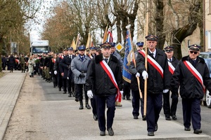 Ulicą idą poczty sztandarowe. Wśród nich poczet zduńskowolskiej Policji.