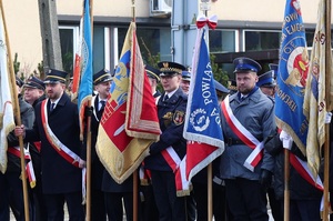 Na ulicy stoją w szyku poczty sztandarowe. Wśród nich poczet zduńskowolskiej Policji.