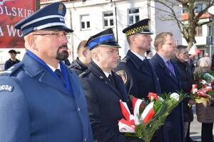 Na zdjęciu komendant policji oraz przedstawiciele innych służb mundurowych.