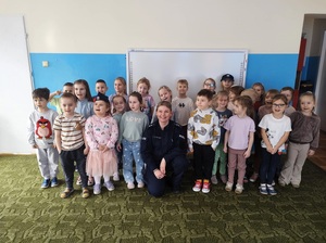 Grupowe zdjęcie policjantki i dzieci.