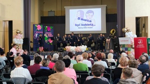 Na scenie gra orkiestra policyjna.