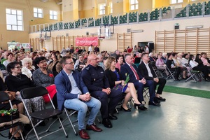Zdjęcie publiczności. W pierwszym rzędzie między innymi siedzi komendant Policji.