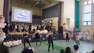 Na scenie i pod nią występują dzieci i młodzież.