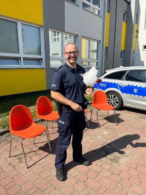 Policjant na pikniku z watą cukrową.