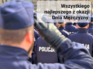 Umundurowani policjanci stoją tyłem do zdjęcia. U góry w prawym rogu napis: Wszystkiego najlepszego z okazji Dnia Mężczyzny.